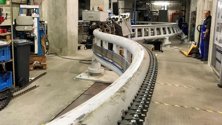 Die Forschungsachterbahn in der In der Versuchshalle des Instituts für Fördertechnik und Logistik der Universität Stuttgart Die Forschungsachterbahn in der In der Versuchshalle des Instituts für Fördertechnik und Logistik der Universität Stuttgart