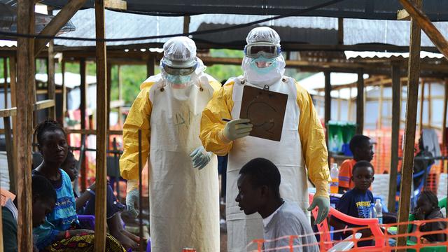 Ebola-Patienten und Ärzte in einem Ärzte ohne Grenzen-Camp in Kailahun, Sierra Leone