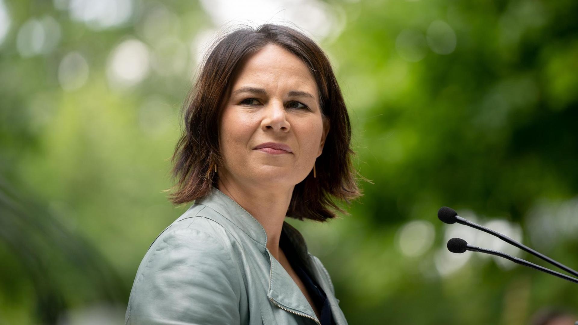 Annalena Baerbock, Kanzlerkandidatin und Bundesvorsitzende von Bündnis 90/Die Grünen, stellt das «Klimaschutz-Sofortprogramm» von Bündnis 90/Die Grünen vor.
