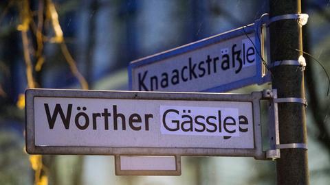 Mit Aufklebern sind am 08.02.2013 in Berlin rund um den Kollwitzplatz am Prenzlauer Berg Straßenschilder mit schwäbisch anmutenden Namen überklebt worden. So wurde aus der Knaackstraße ein Knaacksträßle und aus der Wörther Straße das Wörther Gässle.