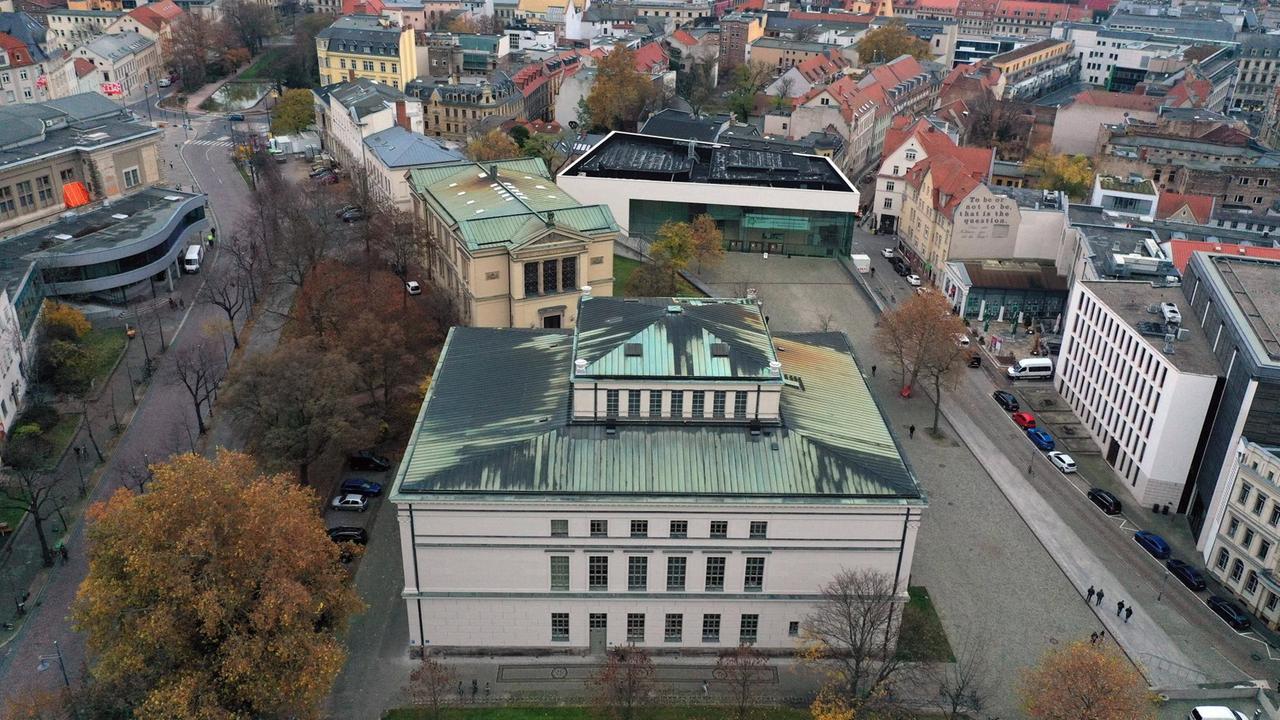 Gebäude der Universität Halle von oben.