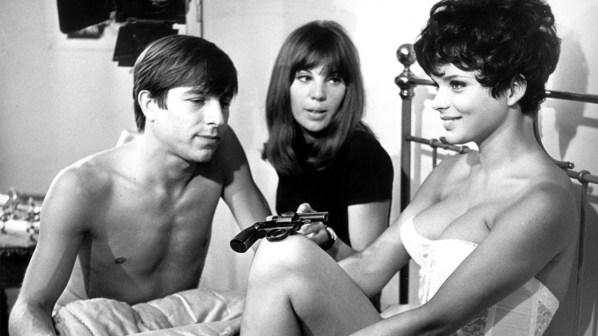 Hauptdarsteller Werner Enke mit seiner Kollegin Uschi Glas (r.) und Regisseurin May Spils bei Dreharbeiten zu einer Bettszene für den Film "Zur Sache Schätzchen" im August 1967. Der Film erzählt die Geschichte eines Schwabinger Studententages mit Zwischenfällen. Hauptdarsteller Werner Enke mit seiner Kollegin Uschi Glas (r.) und Regisseurin May Spils bei Dreharbeiten zu einer Bettszene für den Film "Zur Sache Schätzchen" im August 1967. Der Film erzählt die Geschichte eines Schwabinger Studententages mit Zwischenfällen.