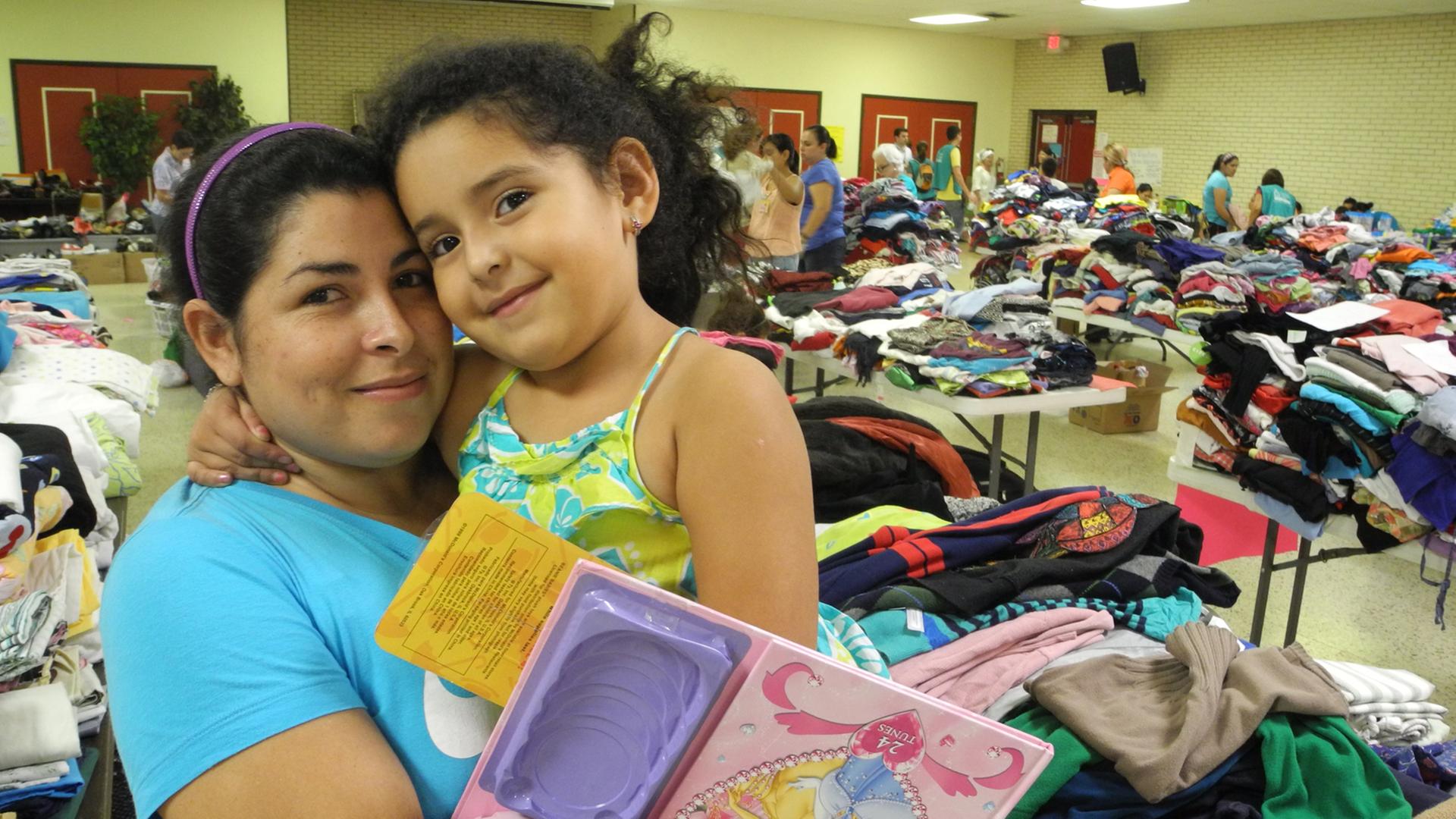 Die Migrantin Karla Lara und ihre Tochter Dalisei warten am 25.06.2014 im Hilfszentrum der katholischen Sacred Heart-Kirche von McAllen (Texas) auf ihre Abreise nach Chicago.