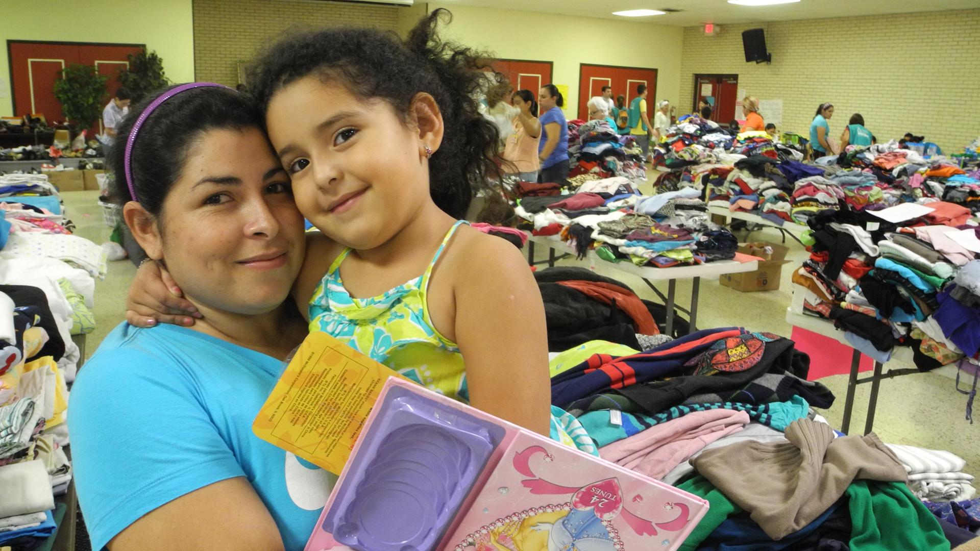 Die Migrantin Karla Lara und ihre Tochter Dalisei warten am 25.06.2014 im Hilfszentrum der katholischen Sacred Heart-Kirche von McAllen (Texas) auf ihre Abreise nach Chicago. Die Migrantin Karla Lara und ihre Tochter Dalisei warten am 25.06.2014 im Hilfszentrum der katholischen Sacred Heart-Kirche von McAllen (Texas) auf ihre Abreise nach Chicago.