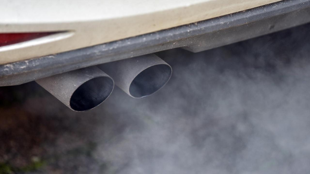 Abgase kommen aus einem Auspuff eines Diesel-Pkws. Abgase kommen aus einem Auspuff eines Diesel-Pkws.