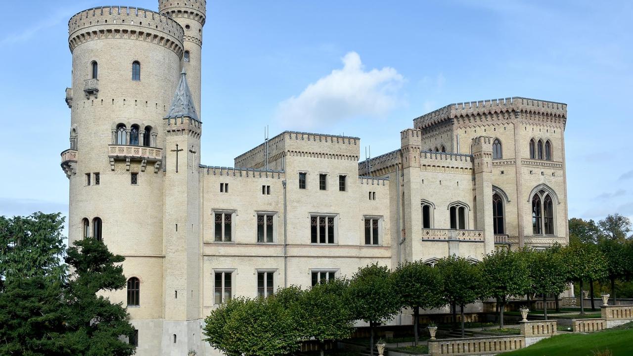 Touristen gehen am 13.10.2017 in Potsdam über die Voltaireterrasse am Schloss Babelsberg. Touristen gehen am 13.10.2017 in Potsdam über die Voltaireterrasse am Schloss Babelsberg.