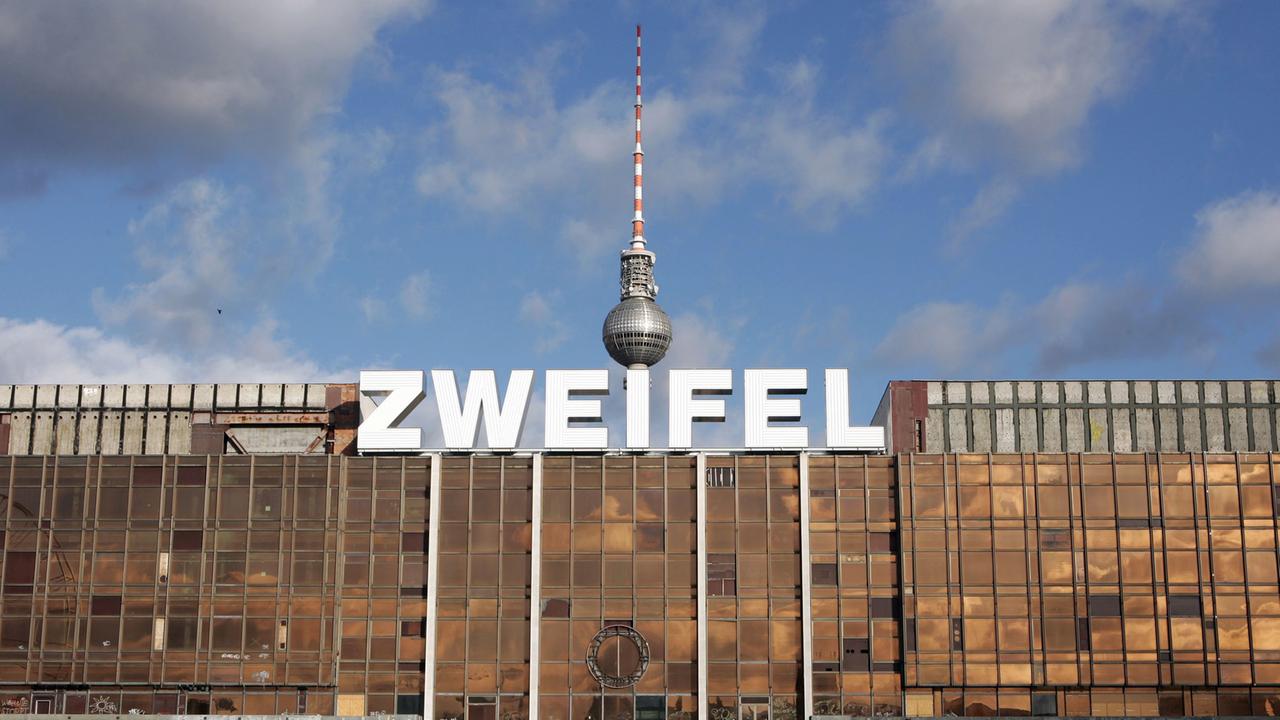 Das Wort "Zweifel" steht in Neon-Buchstaben auf dem Dach des ehemaligen Palastes der Republik in Berlin. Der Künstler Lars Ramberg hat den Schriftzug entworfen und installiert.