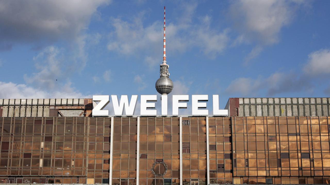 Das Wort "Zweifel" steht in Neon-Buchstaben auf dem Dach des ehemaligen Palastes der Republik in Berlin. Der Künstler Lars Ramberg hat den Schriftzug entworfen und installiert. Das Wort "Zweifel" steht in Neon-Buchstaben auf dem Dach des ehemaligen Palastes der Republik in Berlin. Der Künstler Lars Ramberg hat den Schriftzug entworfen und installiert.