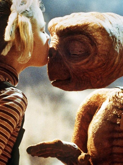 Drew Barrymore (l) als "Gertie" und der Außerirdische "E.T." in einer Szene des gleichnamigen Fantasy-Films von Steven Spielberg