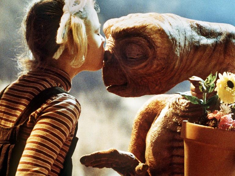 Drew Barrymore (l) als "Gertie" und der Außerirdische "E.T." in einer Szene des gleichnamigen Fantasy-Films von Steven Spielberg
