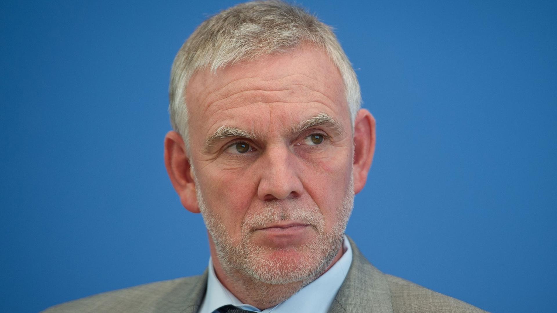 Der Präsident des Umweltbundesamtes, Jochen Flasbarth sitzt am 27.09.2013 bei der Vorstellung des 5. Weltklimaberichtes des Weltklimarates (IPCC) in der Bundespressekonferenz in Berlin. Der Präsident des Umweltbundesamtes, Jochen Flasbarth sitzt am 27.09.2013 bei der Vorstellung des 5. Weltklimaberichtes des Weltklimarates (IPCC) in der Bundespressekonferenz in Berlin.