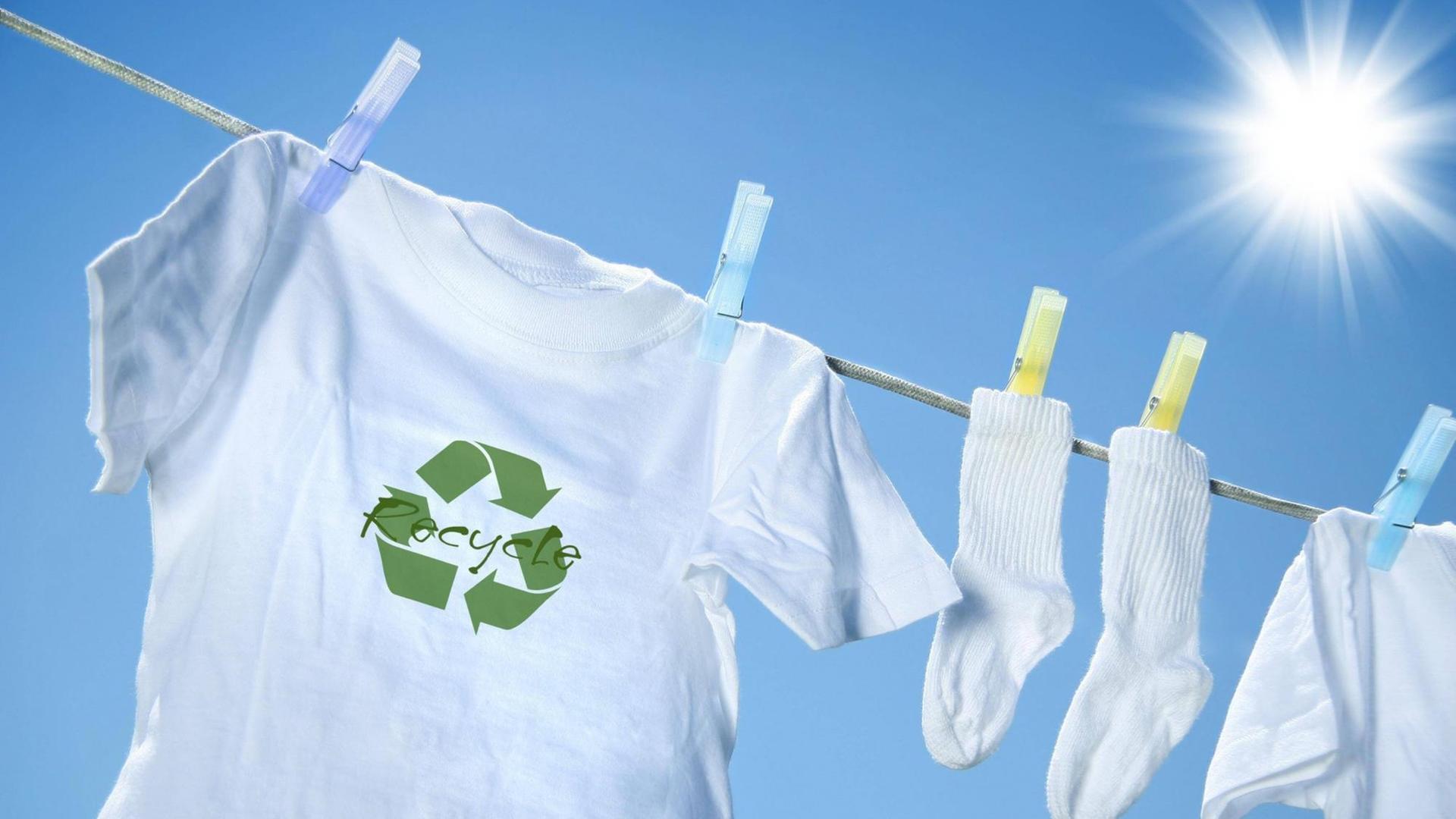 T-Shirt mit einem Recycling-Logo T-Shirt mit einem Recycling-Logo