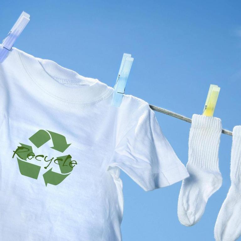 T-Shirt mit einem Recycling-Logo