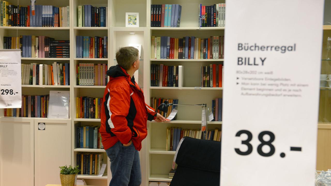 Ein Kundes des Ikea-Möbelhauses in Hofheim-Wallau betrachtet ein Billy-Regal.