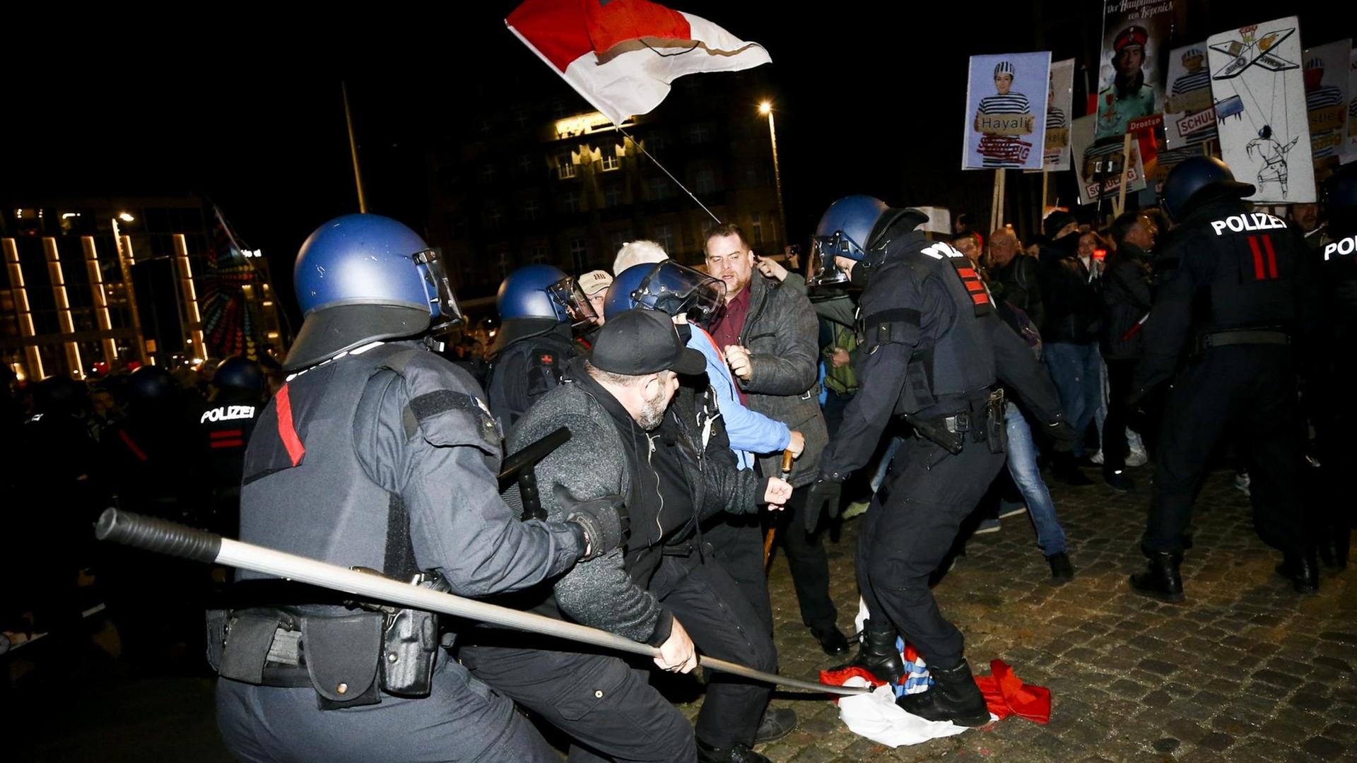 Polizisten nehmen aggressive Teilnehmende der "Querdenken" Demonstration in Leipzig in gewahrsam, 7. November 2020.