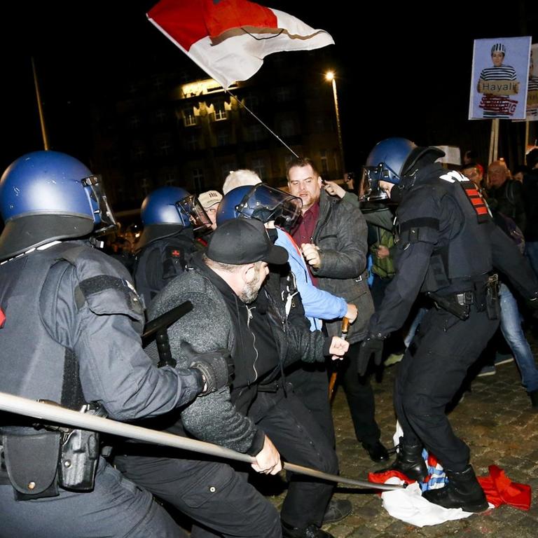 Polizisten nehmen aggressive Teilnehmende der "Querdenken" Demonstration in Leipzig in gewahrsam, 7. November 2020.