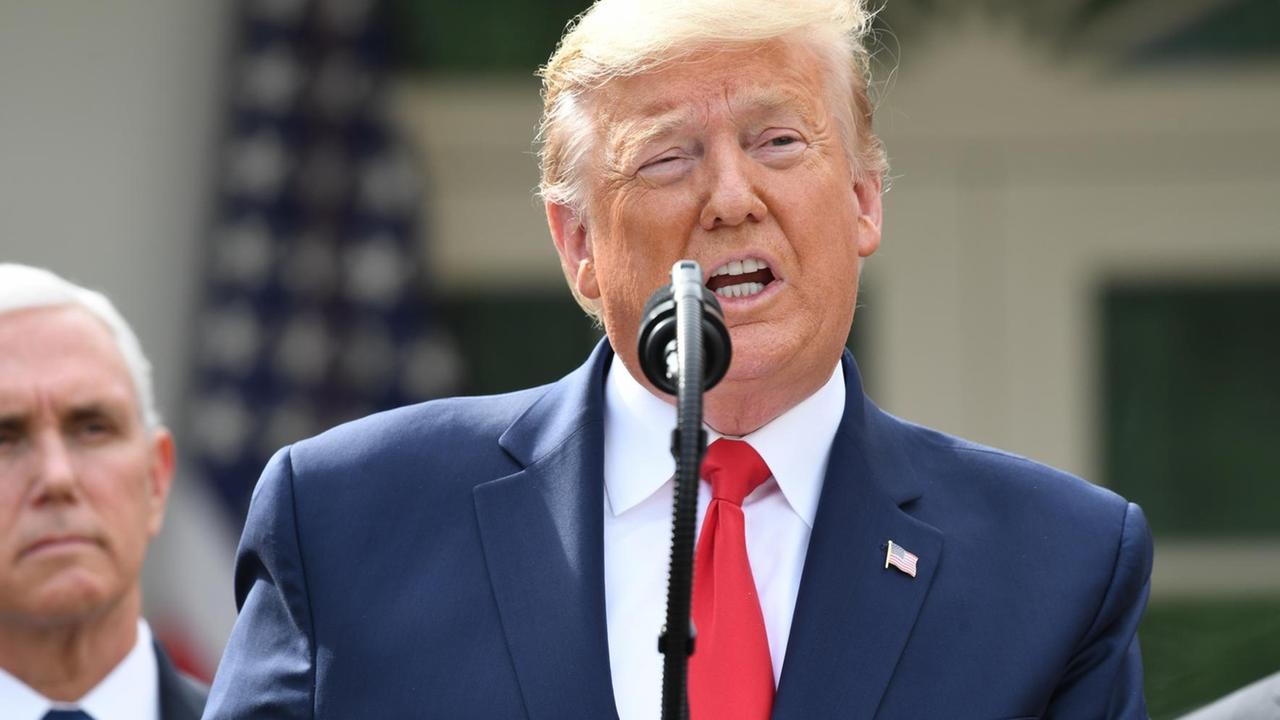 Donald Trump spricht in ein Mikro. Donald Trump spricht in ein Mikro.