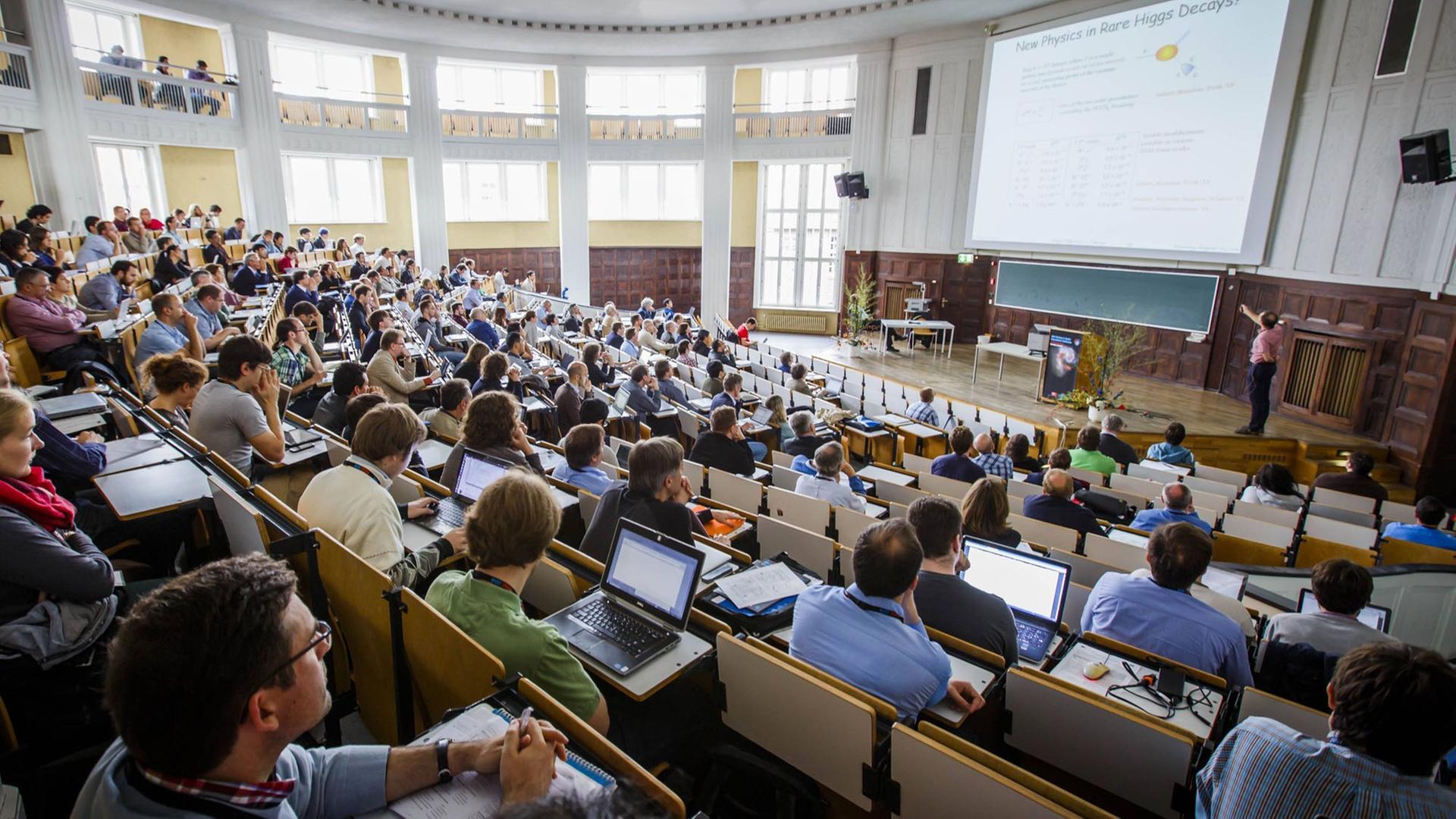 Ein mit Studierenden gefüllter Hörsaal der Universität Hamburg. Ein mit Studierenden gefüllter Hörsaal der Universität Hamburg.