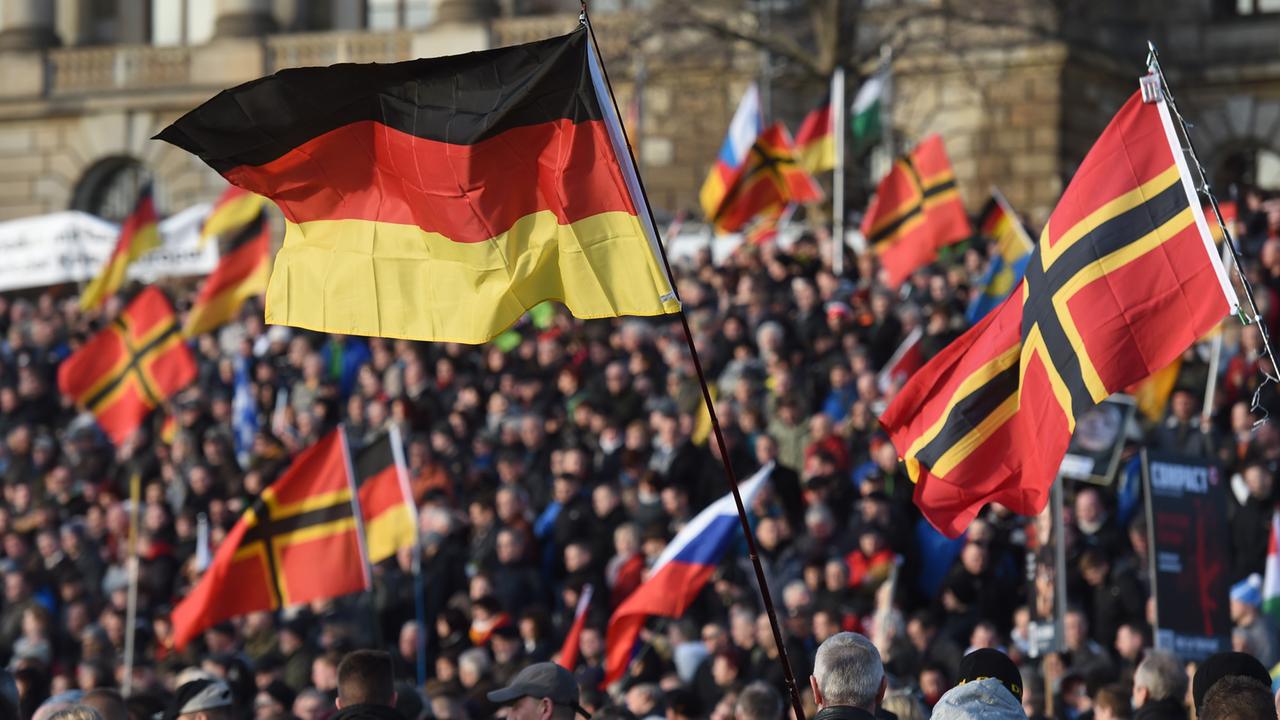 Teilnehmer einer Kundgebung der fremden- und islamfeindlichen "Patriotischen Europäer gegen die Islamisierung des Abendlandes" (Pegida) in Dresden Teilnehmer einer Kundgebung der fremden- und islamfeindlichen "Patriotischen Europäer gegen die Islamisierung des Abendlandes" (Pegida) in Dresden