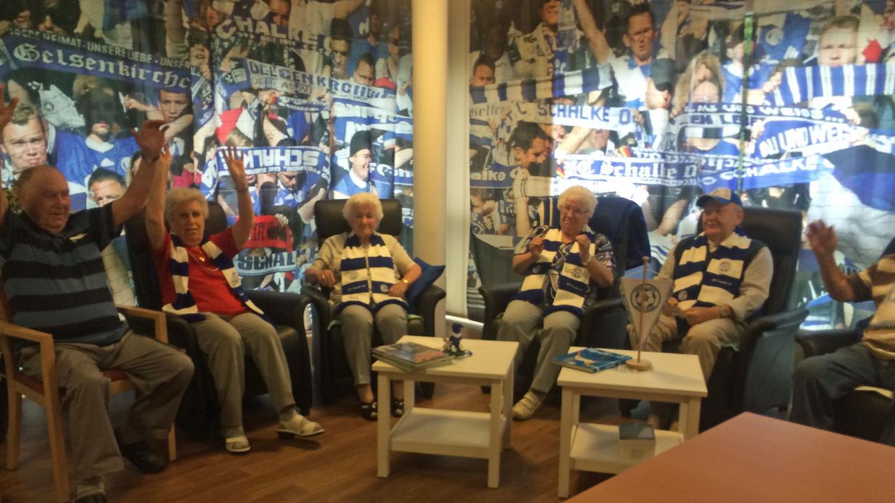 Der "älteste" Schalke-Fanclub "Wohl Auf Blau & Weiß" in ihrem Fan-Wohnzimmer im Johanniter-Stift Gelsenkirchen Der "älteste" Schalke-Fanclub "Wohl Auf Blau & Weiß" in ihrem Fan-Wohnzimmer im Johanniter-Stift Gelsenkirchen