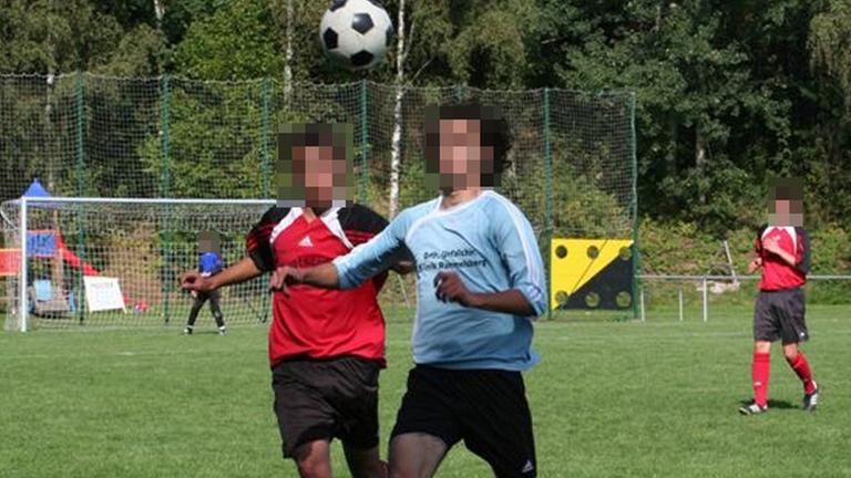 Mehmet (rechts) bei einem Fußballspiel