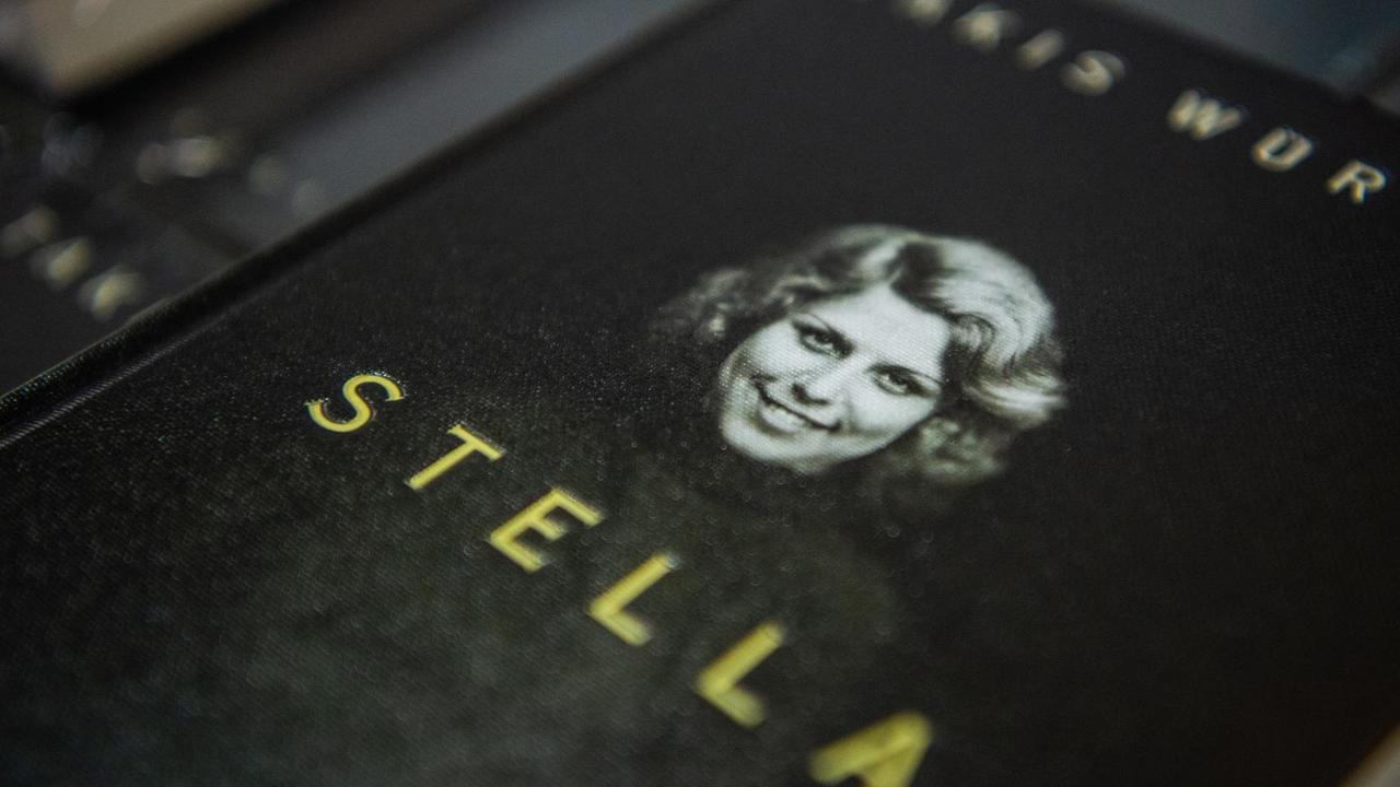 Zu sehen ist das Cover des Buchs "Stella" von Takis Würger, ausgelegt im Heine-Haus in Düsseldorf.
