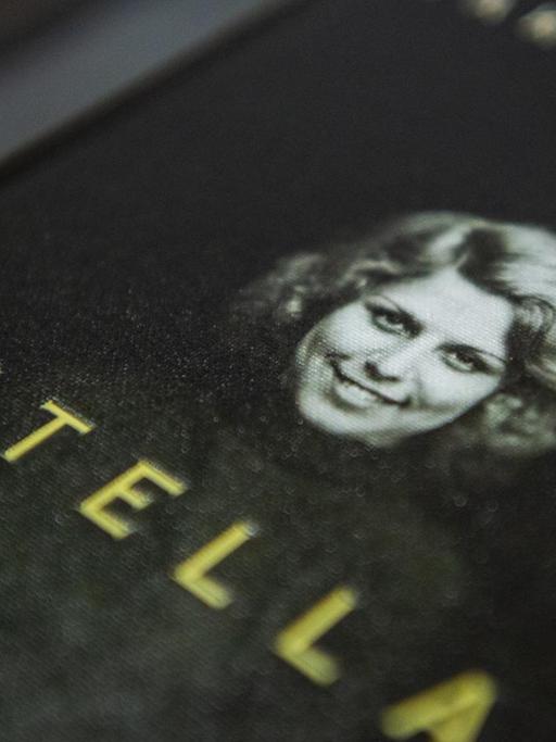 Zu sehen ist das Cover des Buchs "Stella" von Takis Würger, ausgelegt im Heine-Haus in Düsseldorf.
