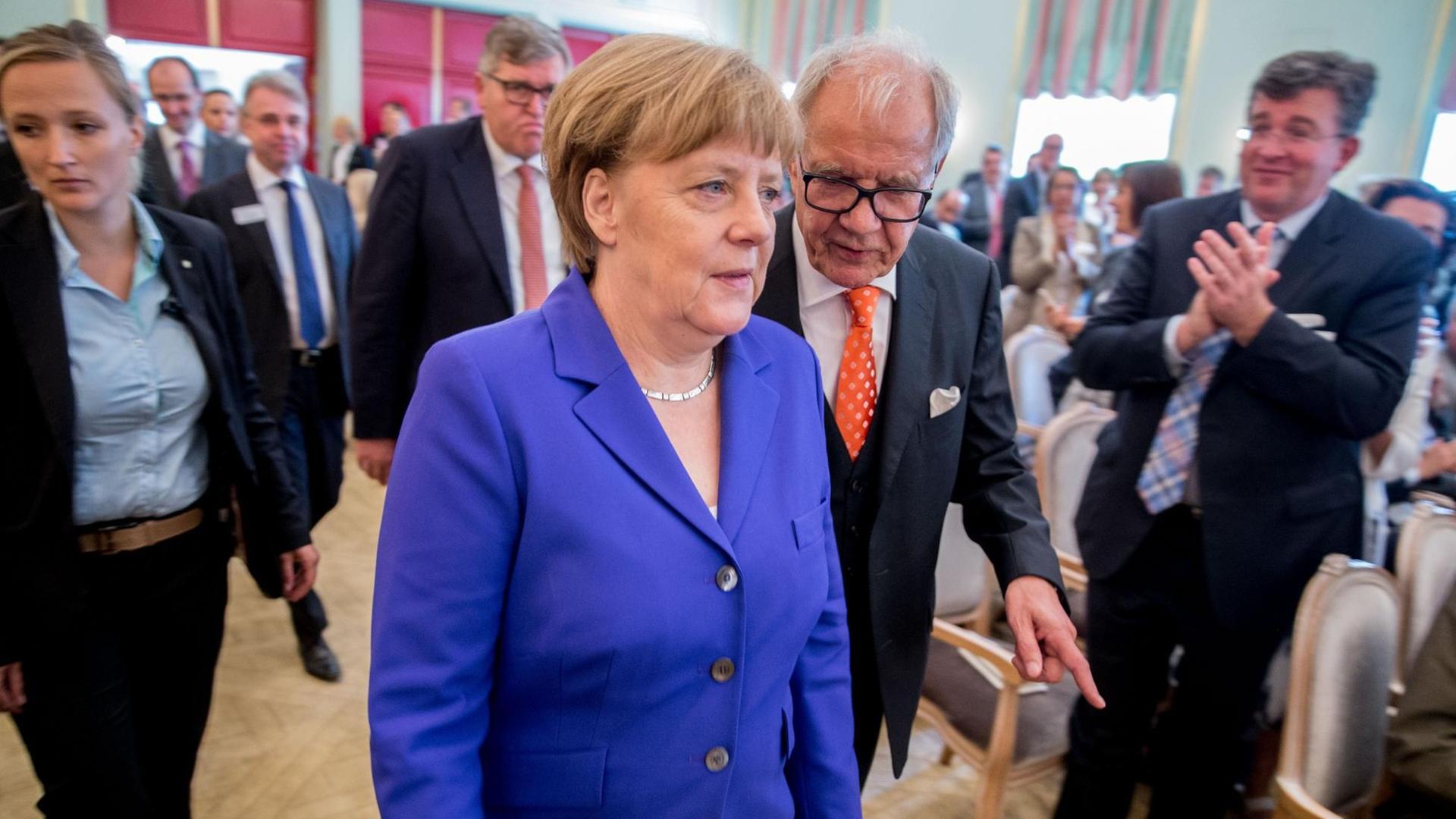 Brun-Hagen Hennerkes, Vorsitzender des Vorstands der Stiftung Familienunternehmen, begrüßt am 10.06.2016 in Berlin Bundeskanzlerin Angela Merkel (CDU) beim Tag des deutschen Familienunternehmens. Brun-Hagen Hennerkes, Vorsitzender des Vorstands der Stiftung Familienunternehmen, begrüßt am 10.06.2016 in Berlin Bundeskanzlerin Angela Merkel (CDU) beim Tag des deutschen Familienunternehmens.
