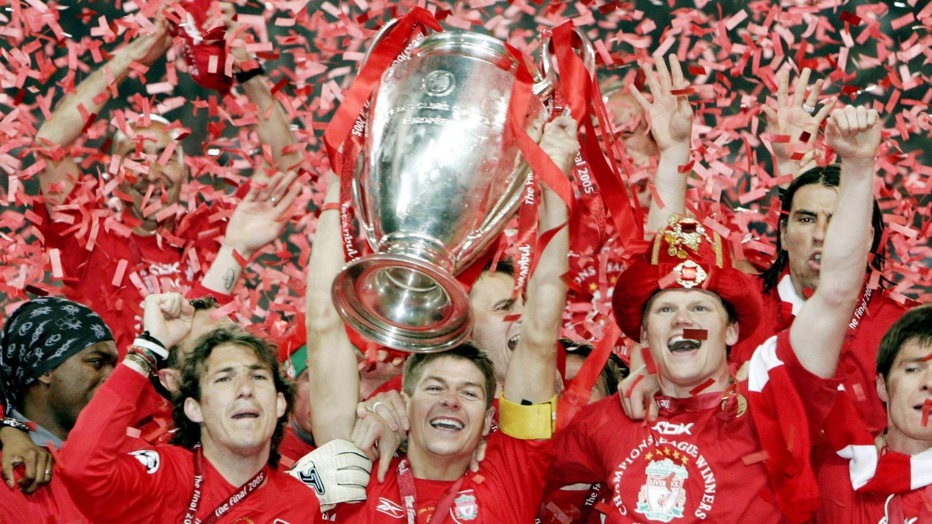 Die Spieler des FC Liverpool feiern den Champions League-Gewinn 2005.