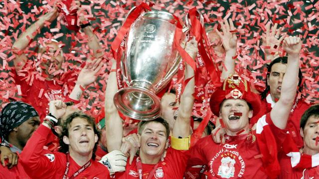 Die Spieler des FC Liverpool feiern den Champions League-Gewinn 2005.