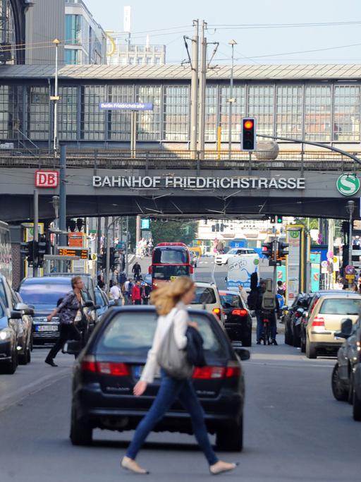 Dichter Verkehr herrscht am Freitag (02.09.2011) in Berlin auf der Friedrichstraße in der Nähe des S-Bahnhofs.