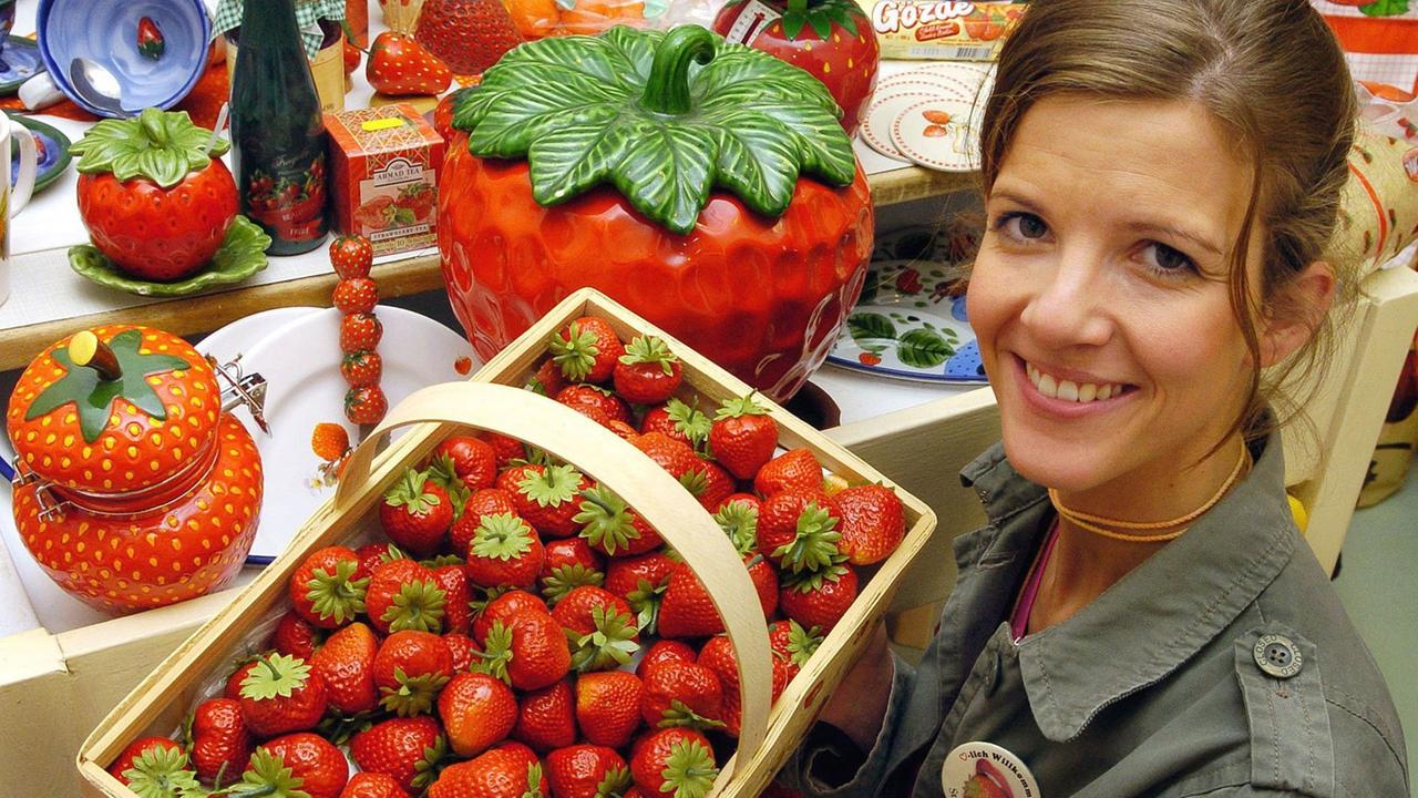 Alles rot: Im Erdbeermuseum in Rostock gibt es unzählige Erdbeer-Exponate 