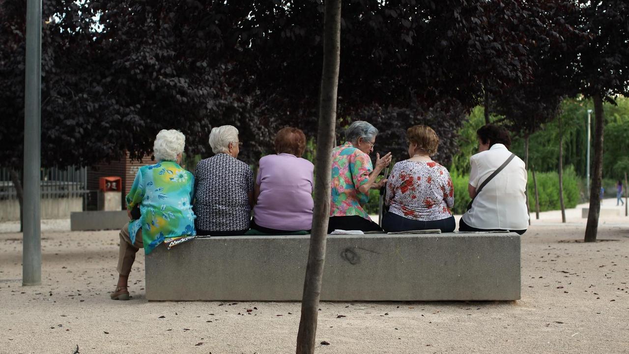 Schon heute zählt Spanien zu den vier Nationen mit der langlebigsten Bevölkerung - Ältere Frauen machen Siesta auf einer Parkbank in Madrid.