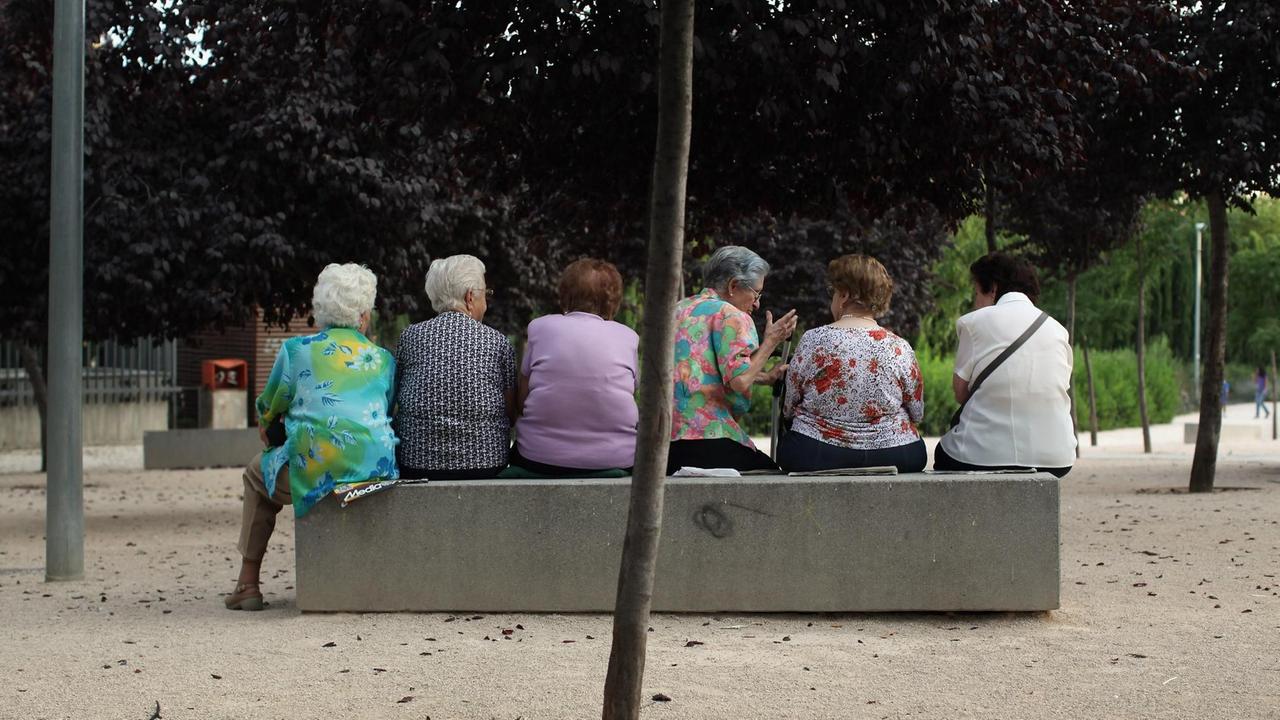Schon heute zählt Spanien zu den vier Nationen mit der langlebigsten Bevölkerung - Ältere Frauen machen Siesta auf einer Parkbank in Madrid. Schon heute zählt Spanien zu den vier Nationen mit der langlebigsten Bevölkerung - Ältere Frauen machen Siesta auf einer Parkbank in Madrid.