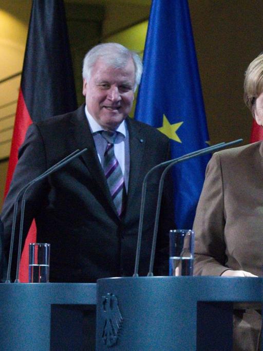 Man sieht Sigmar Gabriel, Horst Seehofer und Angela Merkel, sie geben eine Pressekonferenz.