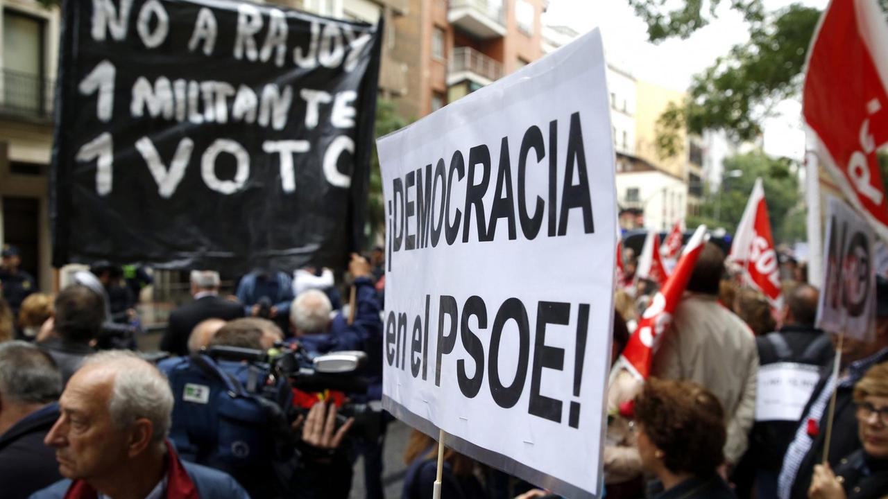 Protestierende vor der Zentrale der Sozialisten in Madrid wollen eine Wiederwahl von Mariano Rajoy verhindern. Protestierende vor der Zentrale der Sozialisten in Madrid wollen eine Wiederwahl von Mariano Rajoy verhindern.