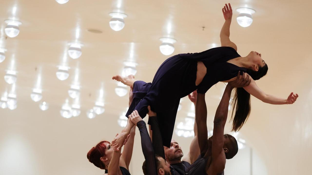 Tänzer der Choreografin Sasha Waltz: in der Elbphilharmonie in Hamburg. Vom 1. bis 4.2017 wird das Stück "Figure Humaine - eine choreografische und musikalische Raumerkundung der Elbphilharmonie Foyers" aufgeführt. Tänzer der Choreografin Sasha Waltz: in der Elbphilharmonie in Hamburg. Vom 1. bis 4.2017 wird das Stück "Figure Humaine - eine choreografische und musikalische Raumerkundung der Elbphilharmonie Foyers" aufgeführt.