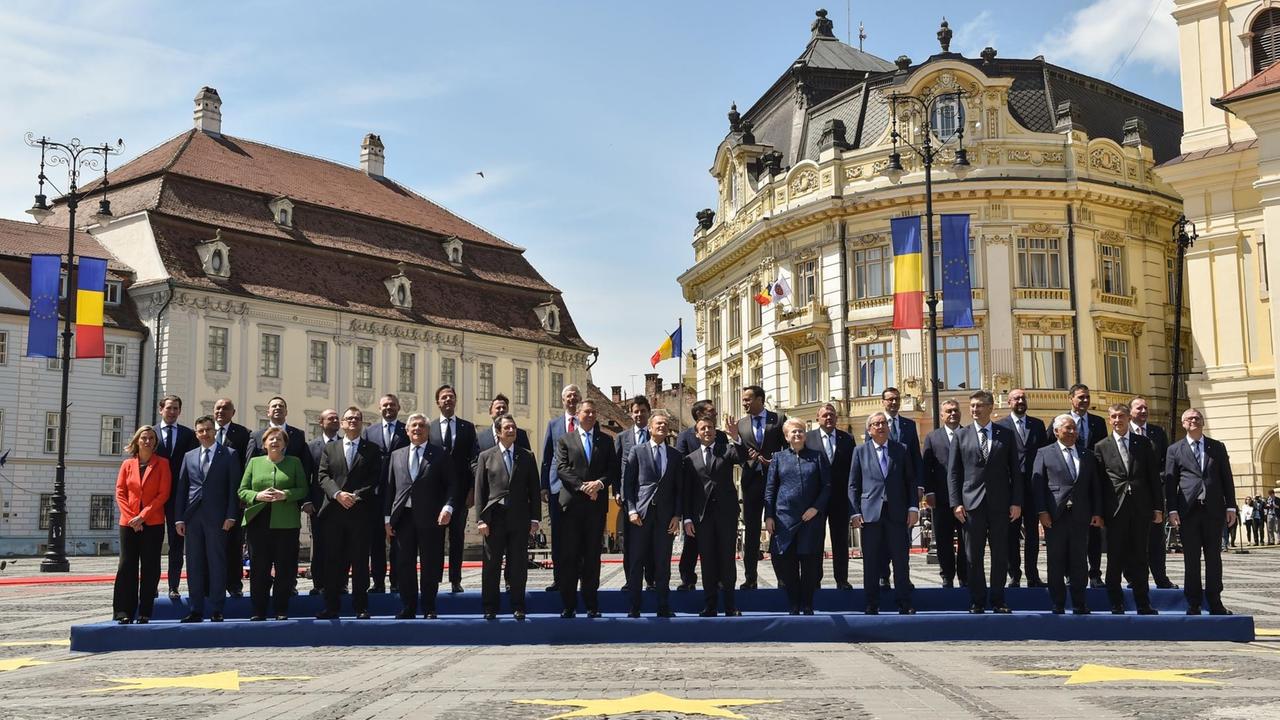 Die EU-Staats- und Regierungschefs versammeln sich in Sibiu zum sogenannten Familienfoto. Die EU-Staats- und Regierungschefs versammeln sich in Sibiu zum sogenannten Familienfoto.