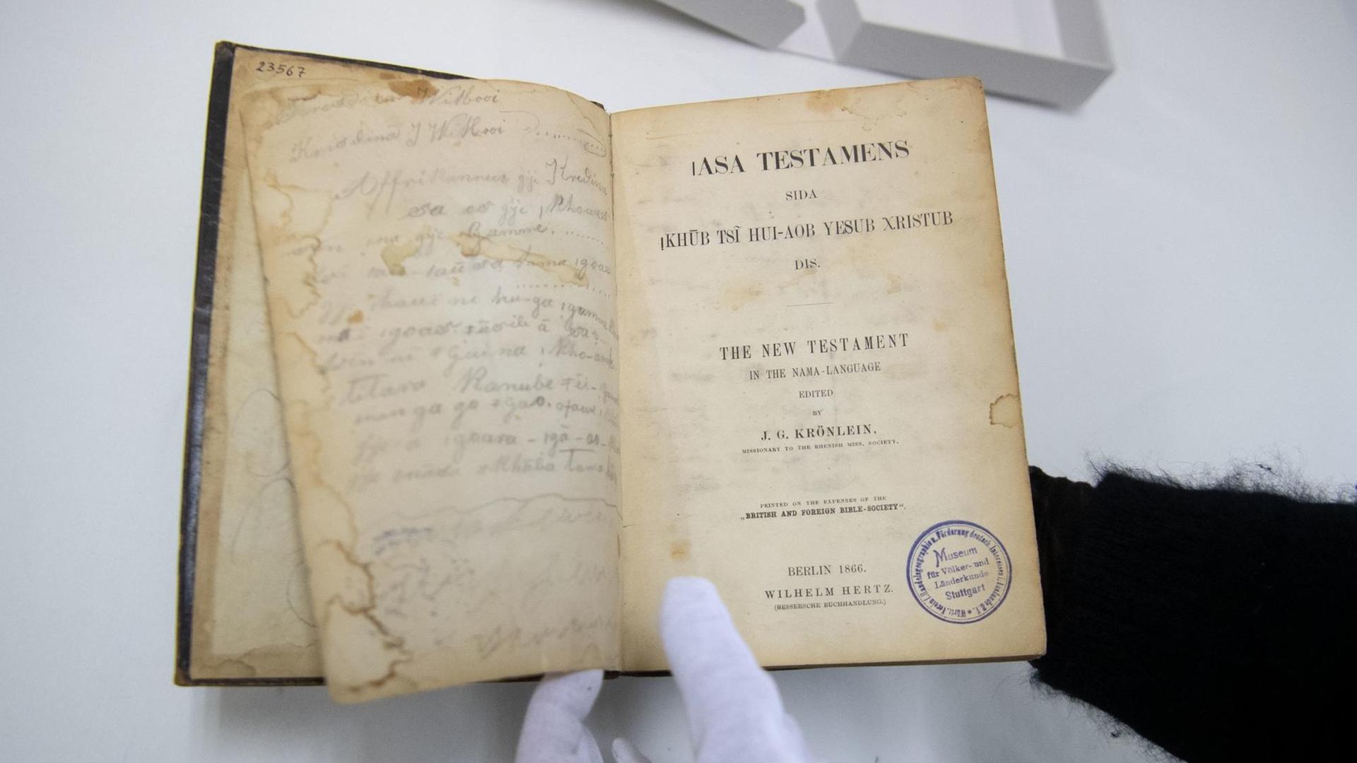 18.02.2019, Baden-Württemberg, Stuttgart: Die Leiterin des Linden-Museums zeigt eine Bibel des namibischen Nationalhelden Hendrik Witbooi. 18.02.2019, Baden-Württemberg, Stuttgart: Die Leiterin des Linden-Museums zeigt eine Bibel des namibischen Nationalhelden Hendrik Witbooi.
