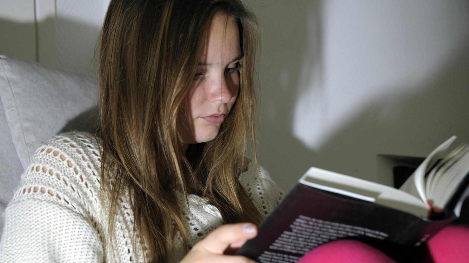 Jugendliche liest zuhause ein Buch. Jugendliche liest zuhause ein Buch.