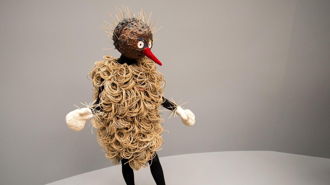 Die Ganzkörpermaske "Bibo - ein Riesenvogel aus Stoff und Stroh Die Ganzkörpermaske "Bibo - ein Riesenvogel aus Stoff und Stroh