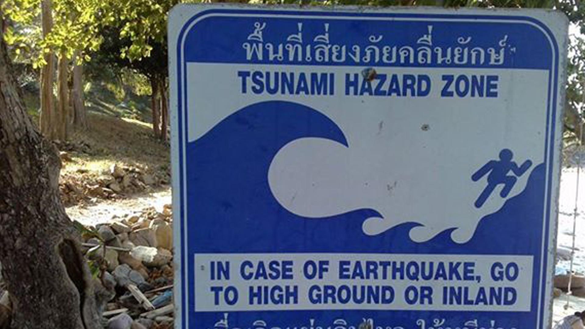 Ein thailändisches Tsunami Hinweisschild. Ein thailändisches Tsunami Hinweisschild.