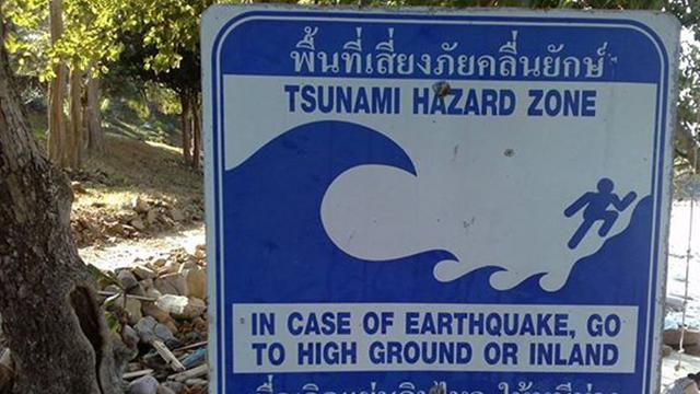 Ein thailändisches Tsunami Hinweisschild.