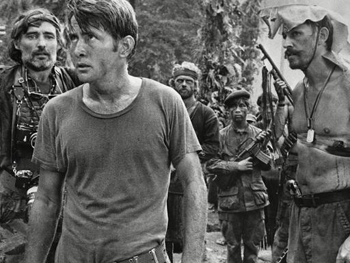 Dennis Hopper, Martin Sheen und Frederic Forrest in einer Szene des Films "Apocalypse Now" (1979) von Francis Ford Coppola