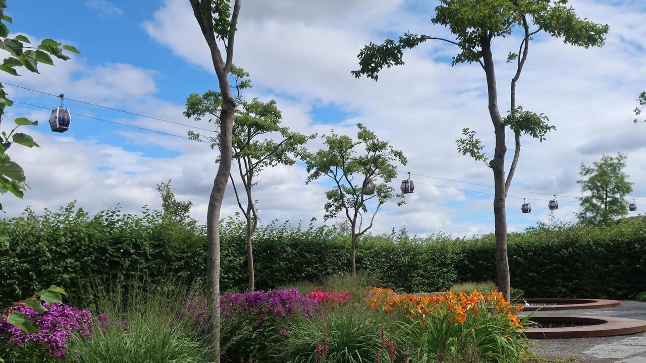 Bäime und bunte Blumen in den Gärten der Welt Bäime und bunte Blumen in den Gärten der Welt