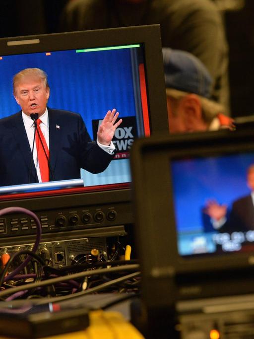 Donald Trump während der ersten großen Debatte der republikanischen Präsidentschaftsbewerber. Man sieht ihn auf einem Fernsehbildschirm.