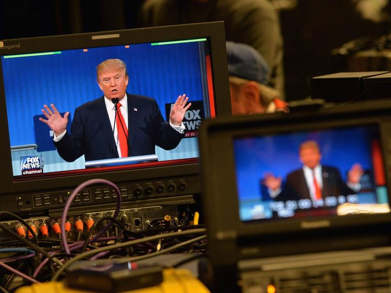 Donald Trump während der ersten großen Debatte der republikanischen Präsidentschaftsbewerber. Man sieht ihn auf einem Fernsehbildschirm.