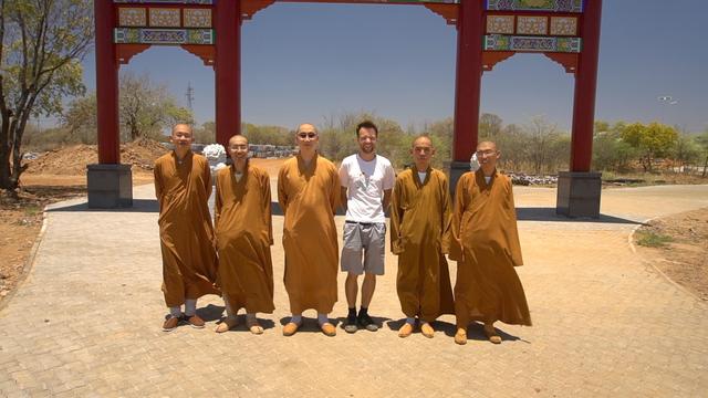 Filmemacher Jesco Puluj mit fünf Mönchen