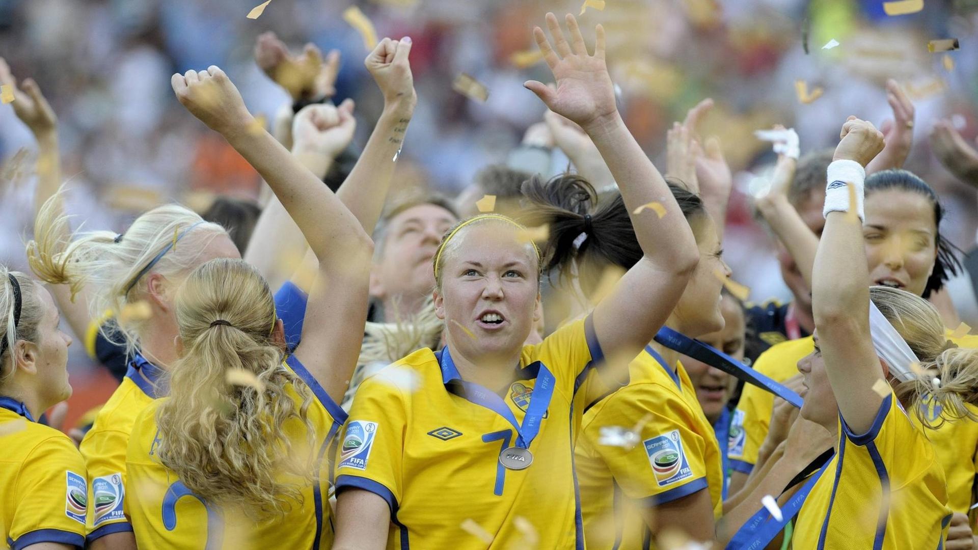 Schwedische Spielerinnen der Frauennationalmannschaft jubeln mit ihren Medaillen um den Hals und feiern den dritten Platz bei der Weltmeistschaft 2011.