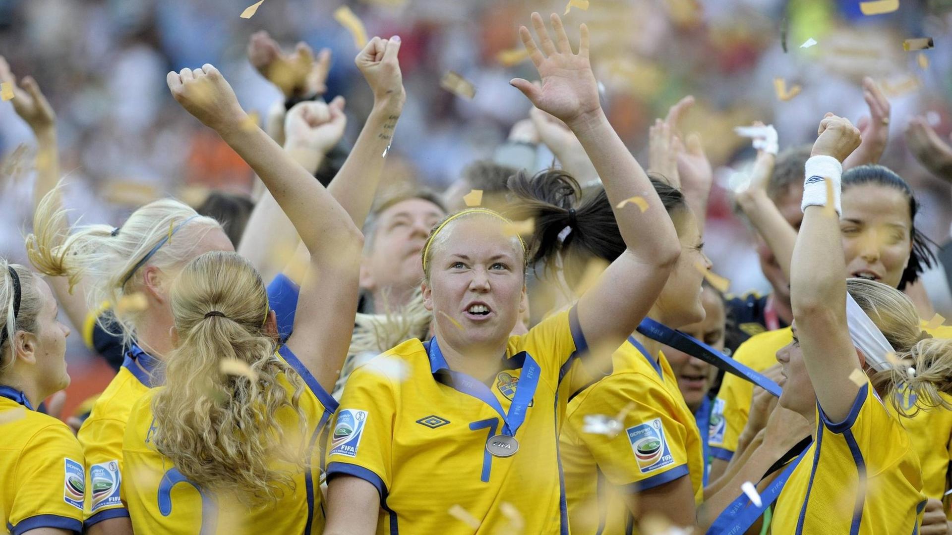 Schwedische Spielerinnen der Frauennationalmannschaft jubeln mit ihren Medaillen um den Hals und feiern den dritten Platz bei der Weltmeistschaft 2011. Schwedische Spielerinnen der Frauennationalmannschaft jubeln mit ihren Medaillen um den Hals und feiern den dritten Platz bei der Weltmeistschaft 2011.